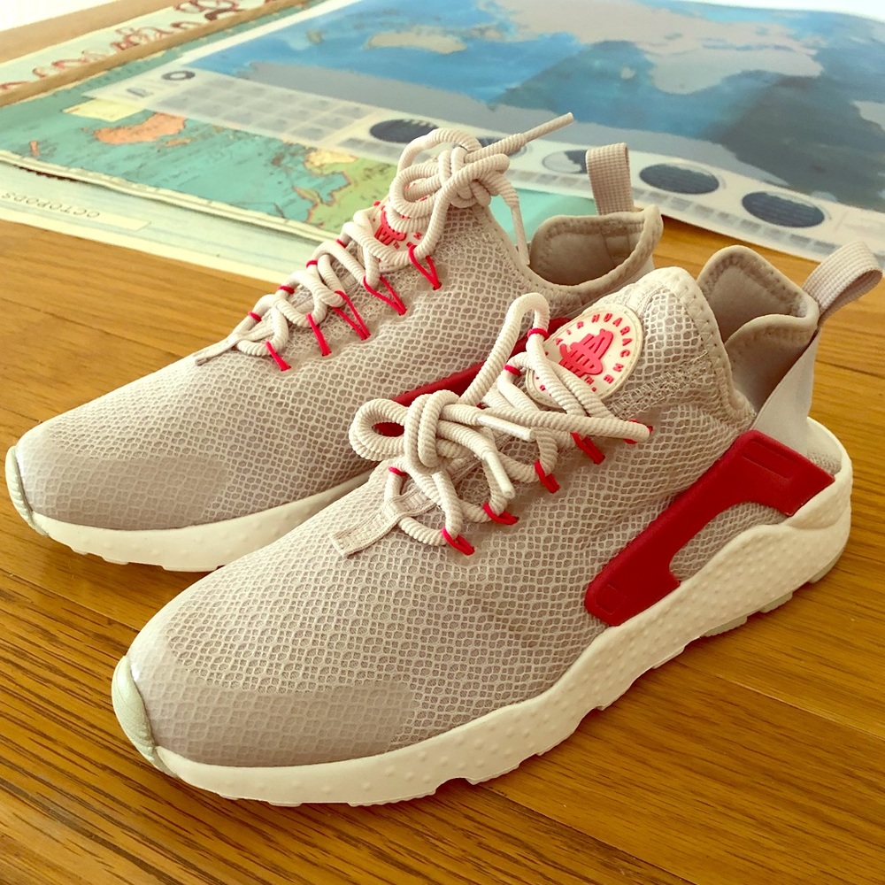 Nike hurache women’s size 8.5 brand new